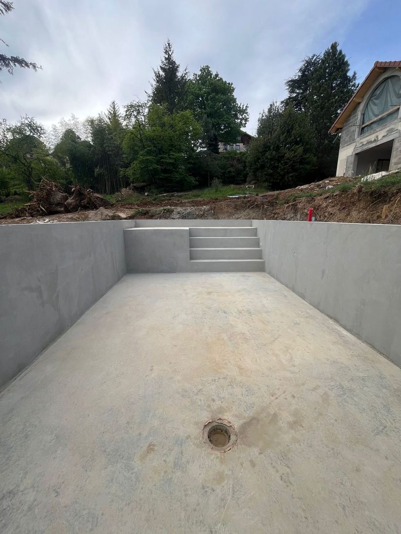 Bassin de piscine en béton banché