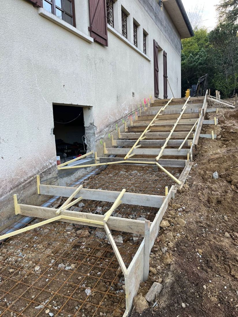 Coffrage en bois d'un escalier béton