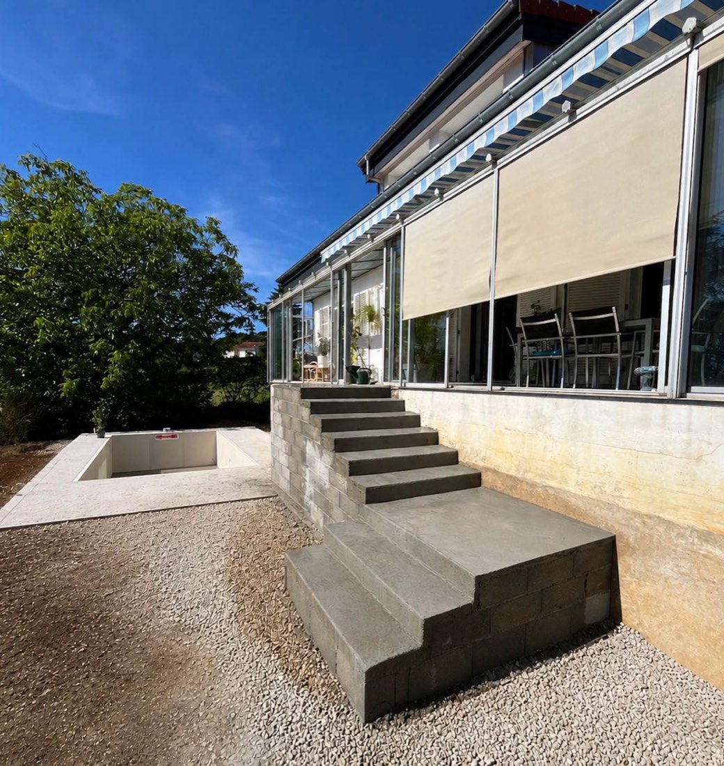 Escalier extérieur béton avec terrasse — chantier BÂTI.C livré